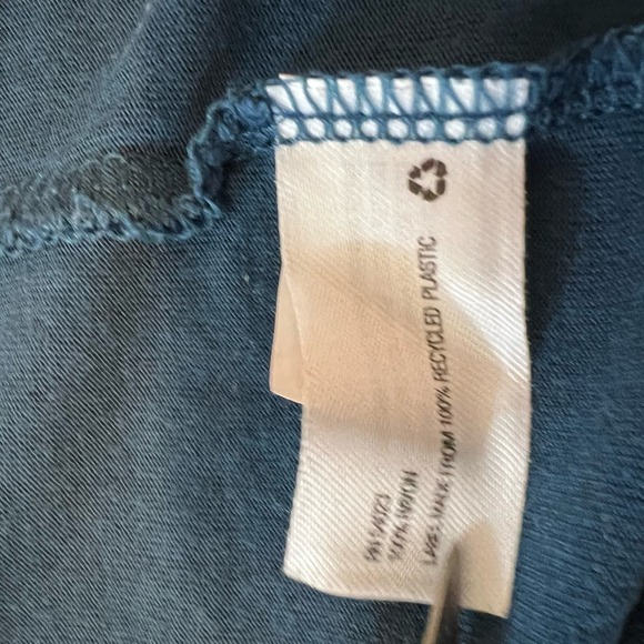 GAP Dark blue 3/4 sleeve Low V neck tee.  Women's medium.  Item #0014 - Picture 9 of 9